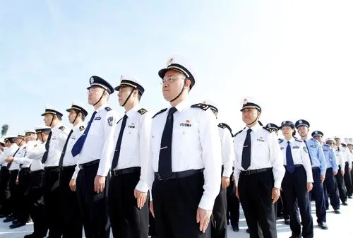 向港警敬礼的深圳海关关员找到了，他到底是谁？